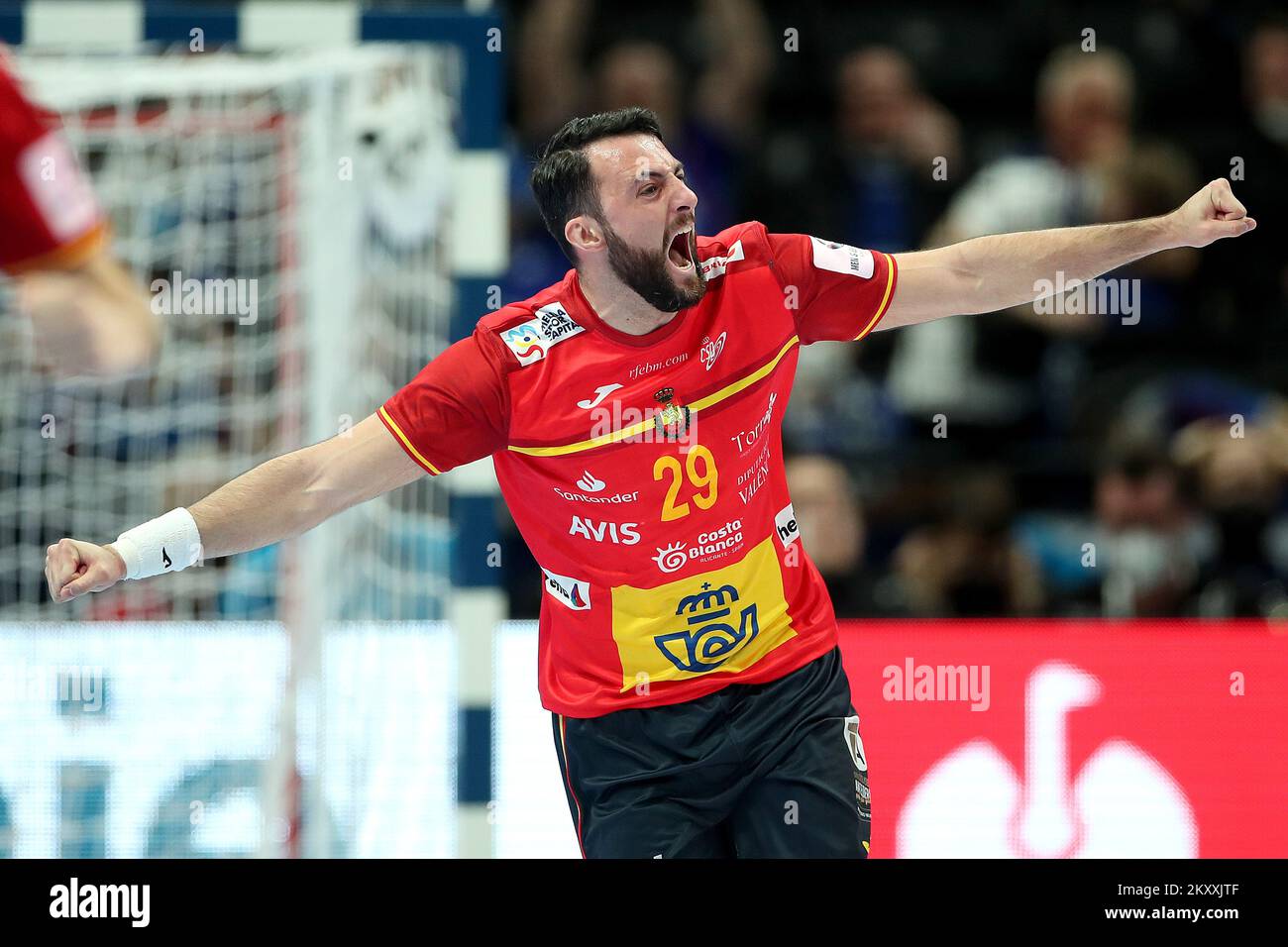 Aitor Arino Bengoechea di Spagna festeggia un gol durante il Men's EHF EURO 2022 SemiFinal Match tra Spagna e Danimarca al MVM Dome il 28 gennaio 2022 a Budapest, Ungheria. Foto: Sanjin Strukic/PIXSELL Foto Stock