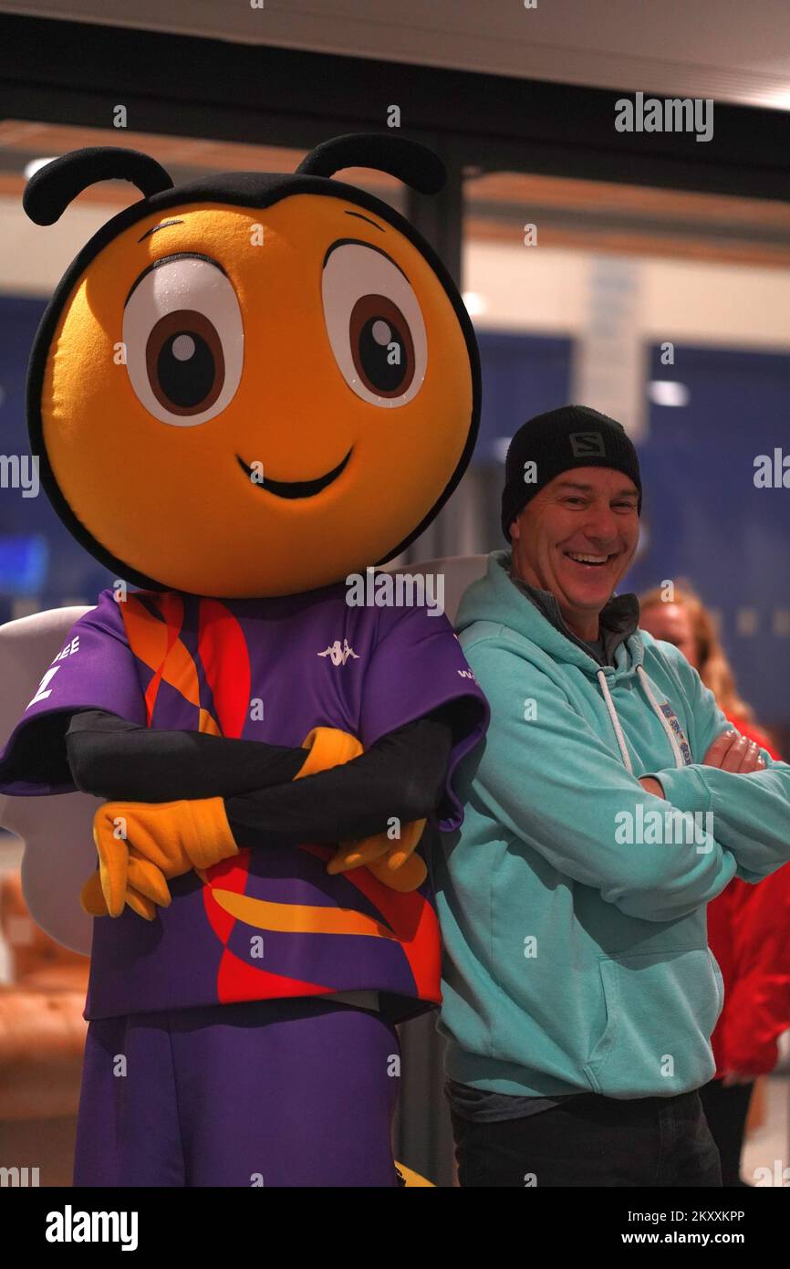 Mascotte della Coppa del mondo di Rugby League RugBee incontra i tifosi alla Scotland V Australia alla Coventry Arena, ottobre 2022 Foto Stock