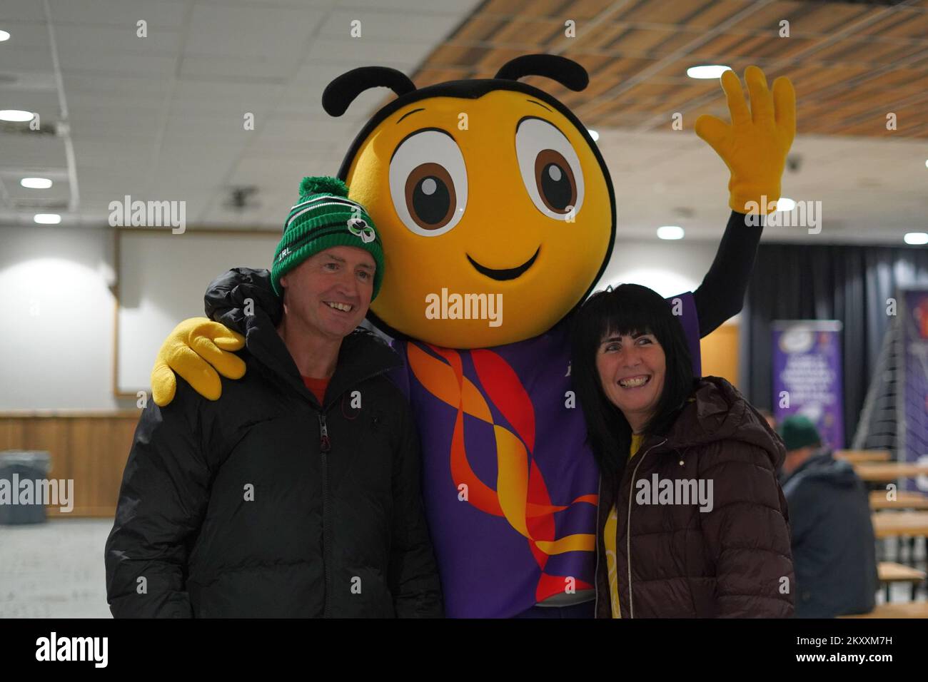 Mascotte della Coppa del mondo di Rugby League RugBee incontra i tifosi alla Scotland V Australia alla Coventry Arena, ottobre 2022 Foto Stock