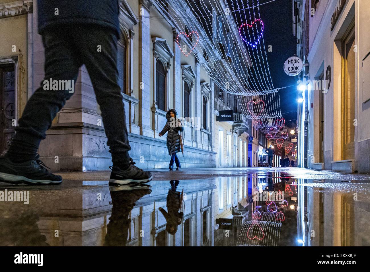 Foto del 4 febbraio 2022. Mostra decorato Sergijevaca strada nel centro storico di Pola, Croazia, con cuori brillanti per San Valentino. Foto: Srecko Niketic/PIXSELL Foto Stock