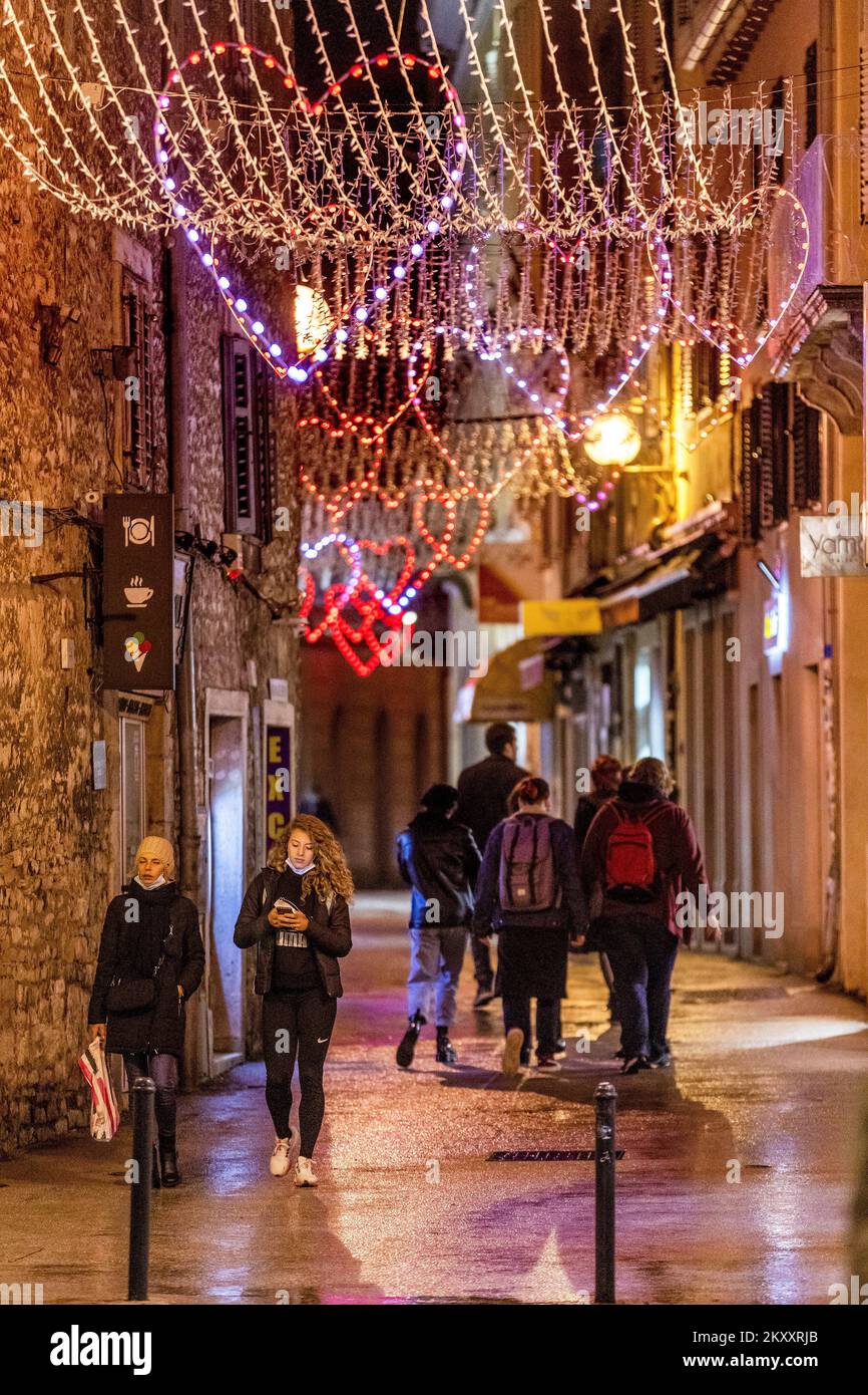 Foto del 4 febbraio 2022. Mostra decorato Sergijevaca strada nel centro storico di Pola, Croazia, con cuori brillanti per San Valentino. Foto: Srecko Niketic/PIXSELL Foto Stock