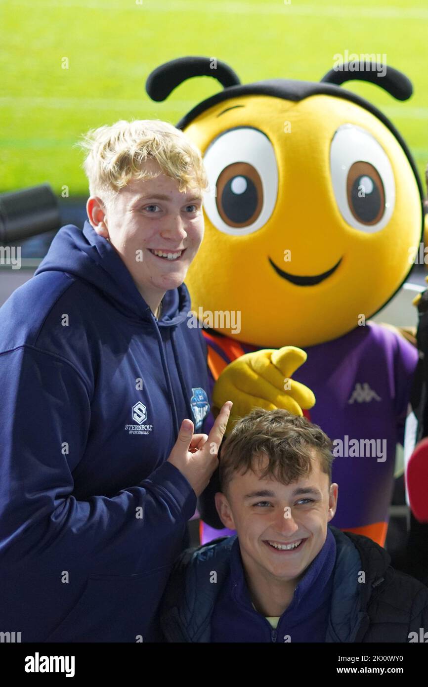 Mascotte della Coppa del mondo di Rugby League RugBee incontra i tifosi alla Scotland V Australia alla Coventry Arena, ottobre 2022 Foto Stock
