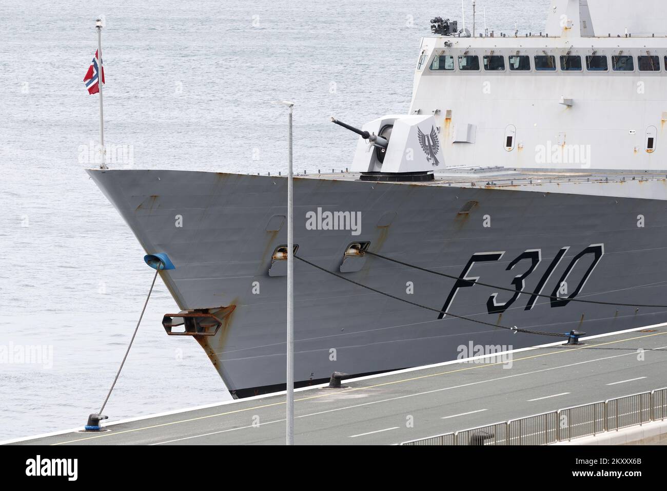 Fregata della Marina del Regno di Norvegia HNoMS Fridtjof Nansen nel porto di Spalato, Croazia il 12 febbraio 2022. Fridtjof Nansen è attualmente schierato con il Carrier Strike Group 8 della Marina statunitense (CSG-8) come parte del Cooperation Deployment Program della USN. L'HNOMS Fridtjof Nansen è lungo 134 metri e largo 17 metri. Foto: Milano SABIC/PIXSELL Foto Stock