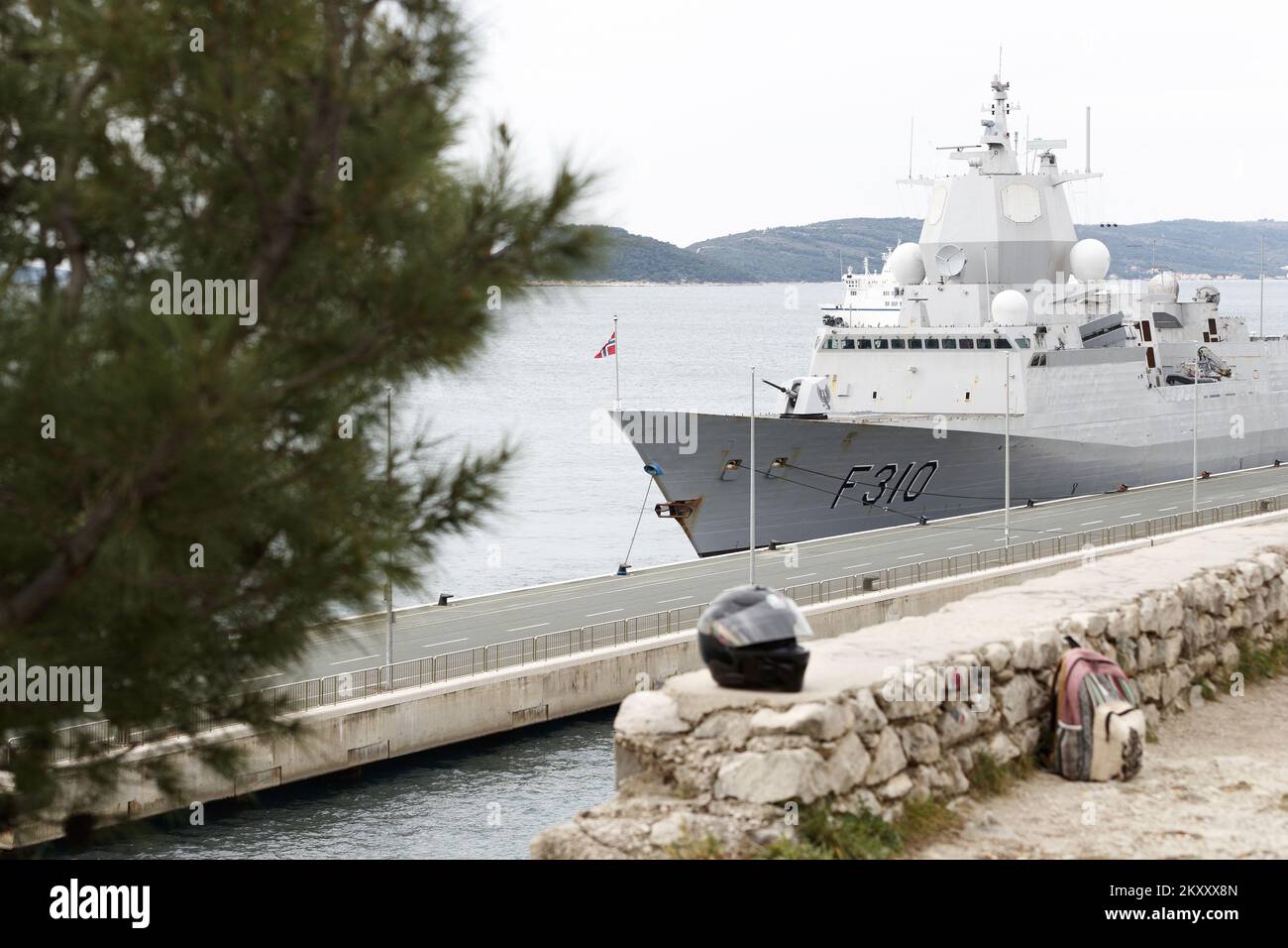 Fregata della Marina del Regno di Norvegia HNoMS Fridtjof Nansen nel porto di Spalato, Croazia il 12 febbraio 2022. Fridtjof Nansen è attualmente schierato con il Carrier Strike Group 8 della Marina statunitense (CSG-8) come parte del Cooperation Deployment Program della USN. L'HNOMS Fridtjof Nansen è lungo 134 metri e largo 17 metri. Foto: Milano SABIC/PIXSELL Foto Stock