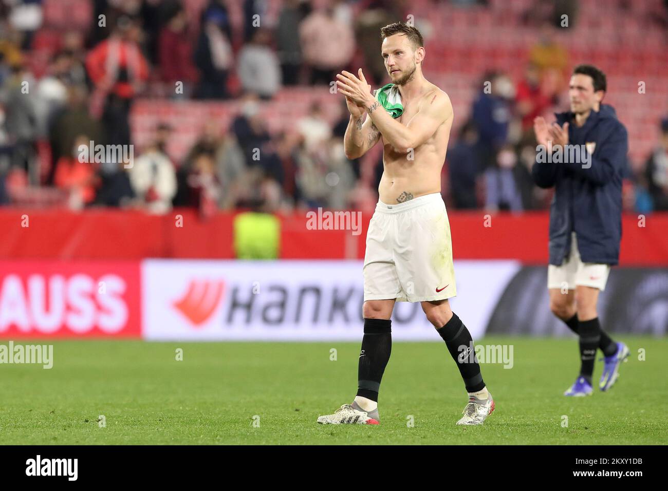 Ivan Rakitic del FC Sevilla reagisce dopo il torneo di calcio UEFA Europa League Knockout Round Play-offs tappa uno tra Sevilla FC e Dinamo Zagreb all'Estadio Ramon Sanchez Pizjuan il 17 febbraio 2022 a Siviglia, Spagna. Foto: Goran Stanzl/PIXSELL Foto Stock