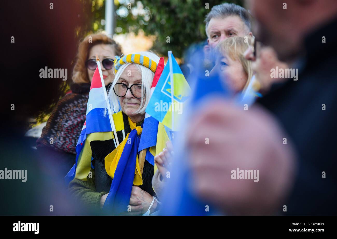 La gente si riunisce davanti all'ambasciata russa per protestare contro l'attacco della Russia all'Ucraina, a Zagabria, in Croazia, il 24 febbraio 2022. Foto: Josip Regovic/PIXSELL Foto Stock