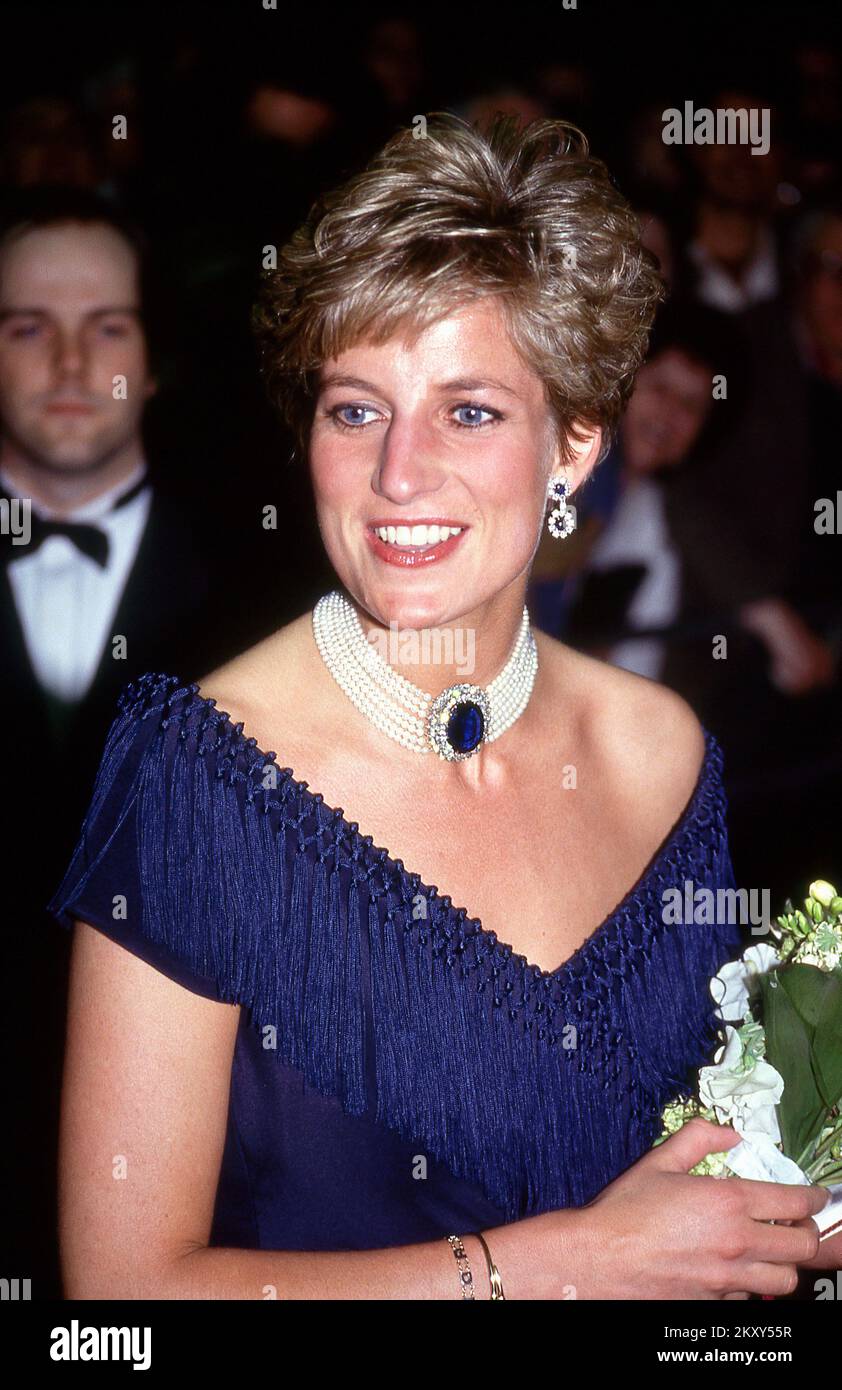 Principessa Diana indossando gli orecchini a zaffiro e diamante che Caterina, Principessa del Galles, indossò anche durante il suo viaggio a Boston il 30.11.2022. La principessa Diana fotografò un concerto alla Royal Albert Hall di Kensington, Londra. Regno Unito su 08.07.1991 Foto Stock