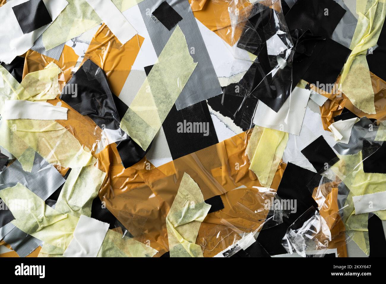 Strappato i pezzi di nastro adesivo colorato con spazio di copia Foto Stock