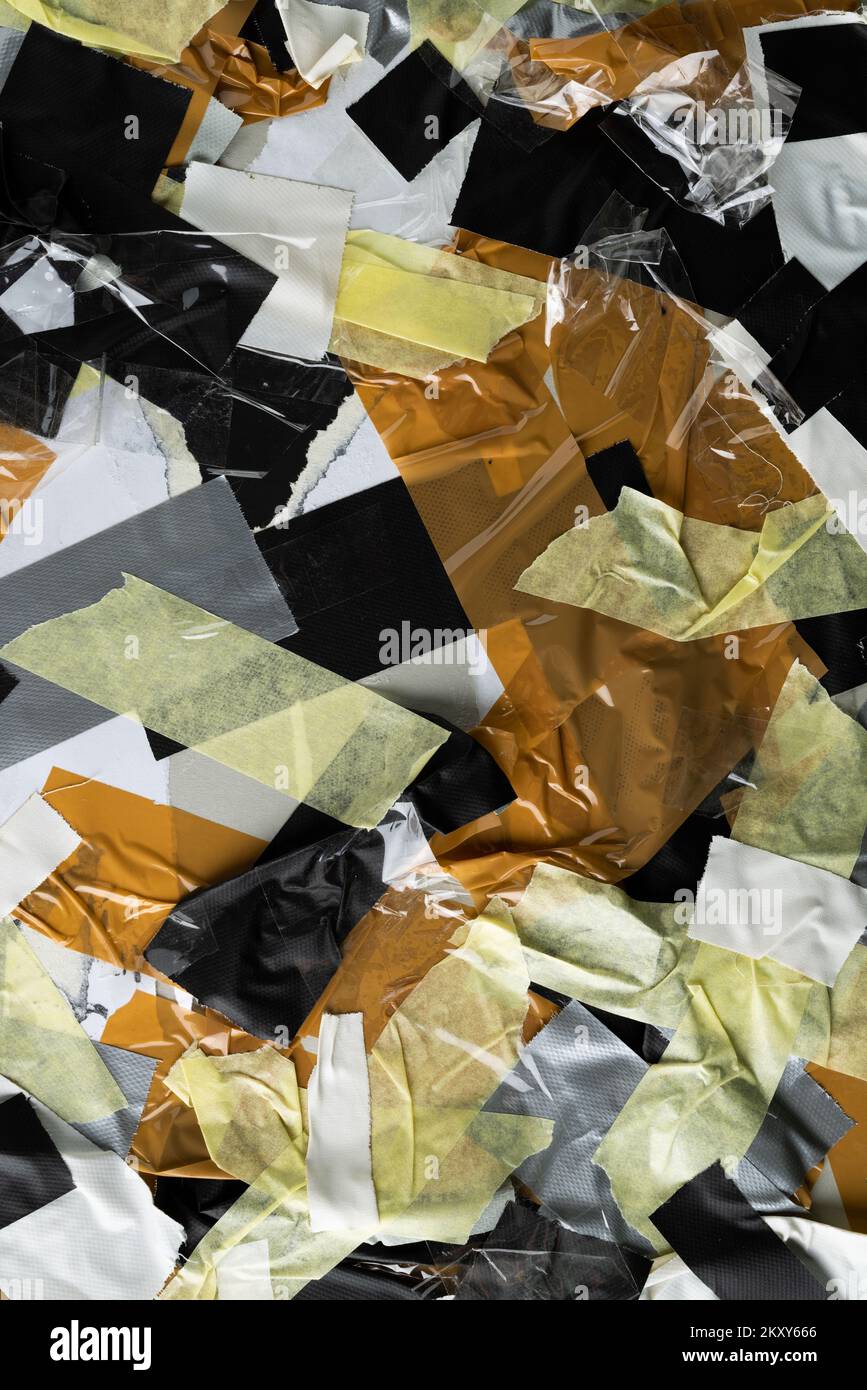 Strappato i pezzi di nastro adesivo colorato con spazio di copia Foto Stock