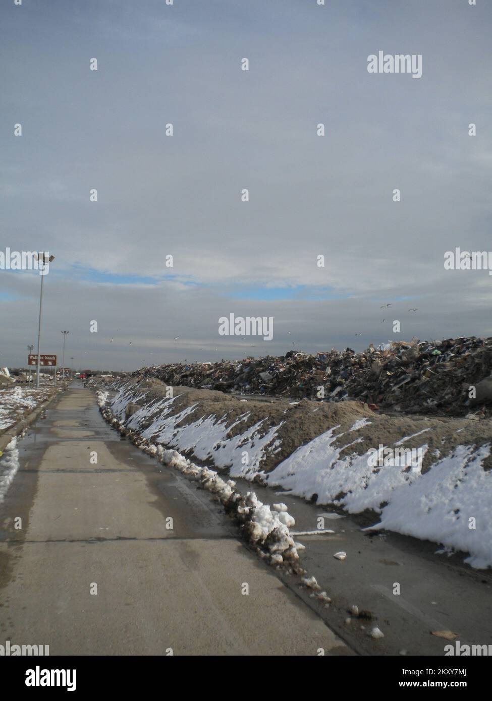 Rockaway, N.Y., 7 novembre 2012 Jacob Riis Park nel quartiere di Queens di New York City viene utilizzato come terreno di scarico temporaneo per la spazzatura dell'uragano Sandy. Finora, gli equipaggi di sanificazione hanno raccolto quasi un quarto di milioni di tonnellate di detriti. L'uragano Sandy di New York. Fotografie relative a disastri e programmi, attività e funzionari di gestione delle emergenze Foto Stock