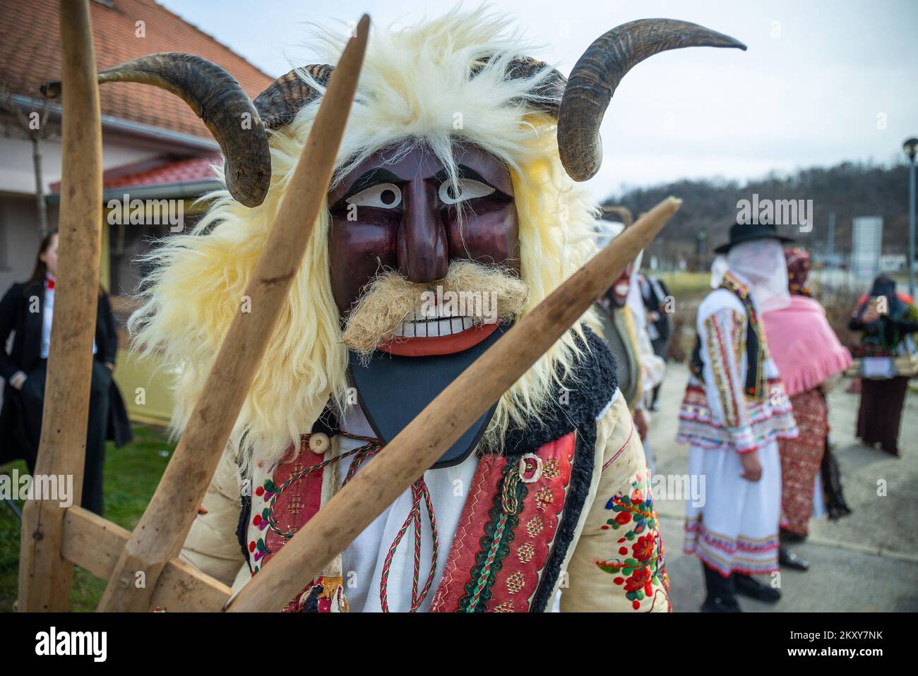 Una tradizionale processione carnevale si tenne nel villaggio di Draz, in  Croazia, il 26 febbraio 2022. Le antiche tradizioni carnevale di gruppi  mascherati chiamati â€œbuseâ€ che attraversano villaggi e case visitanti  sono