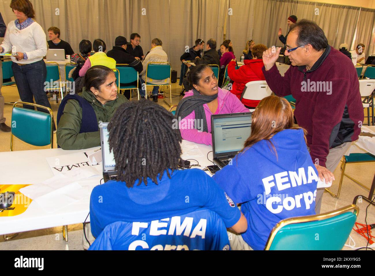 Atlantic City, N.J., 10 novembre 2012 Sumitraben e Nayunaben Valand ascoltano come l'interprete Jay Sodha li aiuta a richiedere assistenza in caso di calamità con la FEMA. L'assistenza FEMA può includere alloggi temporanei e riparazioni domestiche, prestiti a basso costo per coprire le perdite di proprietà non assicurati, e altri programmi per aiutare gli individui e i proprietari di imprese a recuperare dagli effetti del disastro. Steve Zumwalt/FEMA. New Jersey Hurricane Sandy. Fotografie relative a disastri e programmi, attività e funzionari di gestione delle emergenze Foto Stock