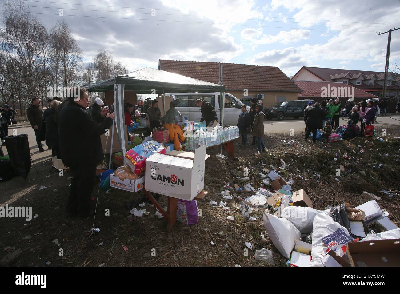 I cittadini ucraini si vedono arrivare al checkpoint a Tiszabecs, in  Ungheria, il 27 febbraio 2022. Sulla strada per il confine tra Ucraina e  Ungheria, è stato creato un punto di controllo