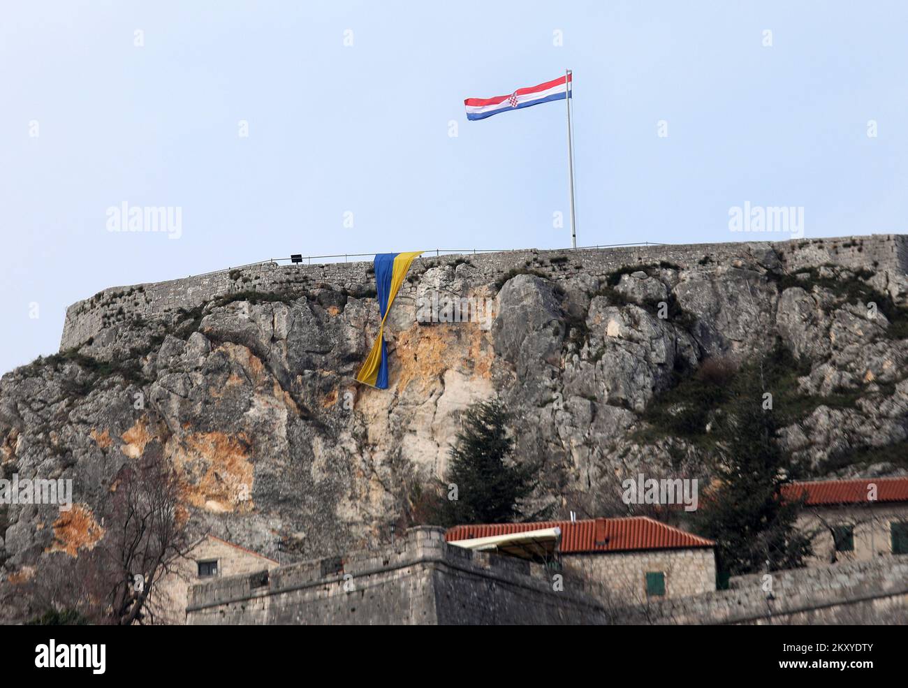 La bandiera Ucraina è vista alla Fortezza di Knin in solidarietà con il popolo ucraino dopo l'attacco della Russia in Ucraina a Knin, Croazia il 5 marzo 2022. Foto: Dusko Jaramaz/PIXSELL Foto Stock