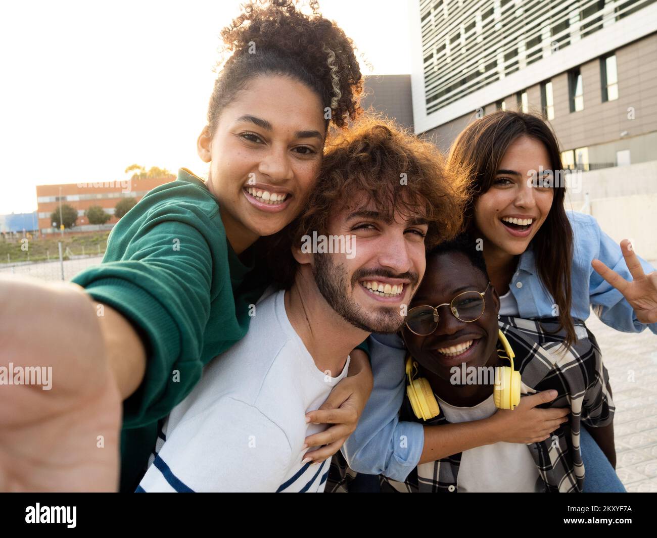 Selfie prospettiva di un gruppo di giovani amici diversi che hanno un buon tempo Foto Stock