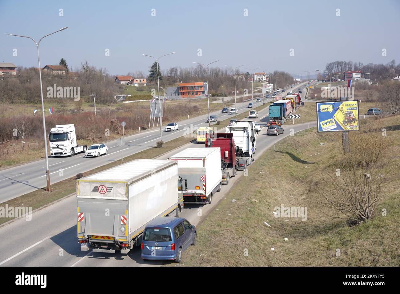 I camionisti protestano contro gli alti prezzi del carburante, a Banja Luka, Bosnia-Erzegovina, il 09 marzo 2022. Più di 150 camion e pick-up partecipano alle proteste. La corsa di protesta è organizzata dall'Associazione dei vettori dell'entità Republika Srpska (RS) di Bosniaâ. Foto: Dejan Rakita/PIXSELL Foto Stock