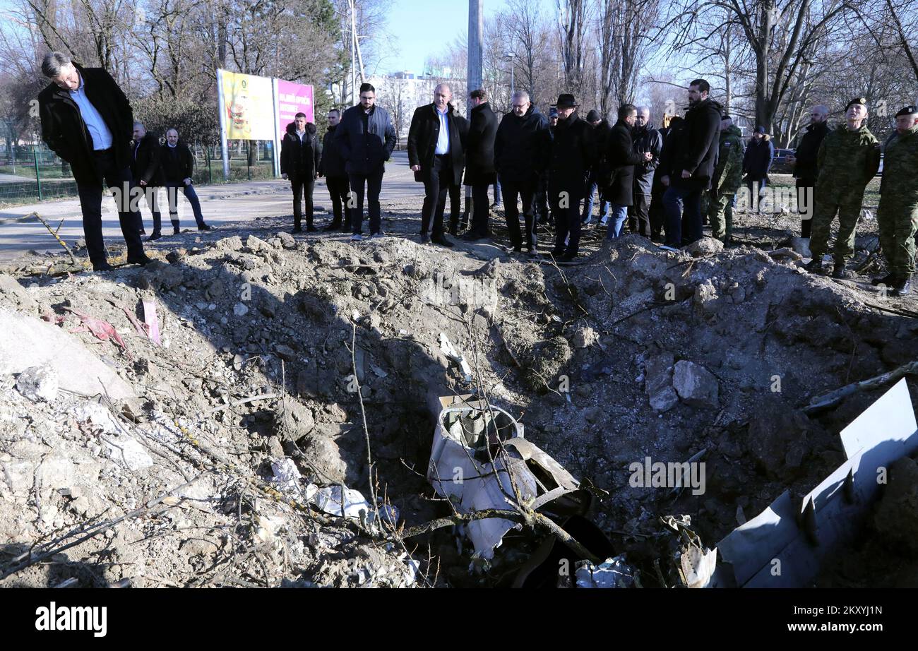 Il drone tu-141 Strizh che si è schiantato contro Jarun viene tirato a  Zagabria, in Croazia, il 13 marzo 2022. Secondo i dati raccolti finora, i  resti di una bomba ad aria