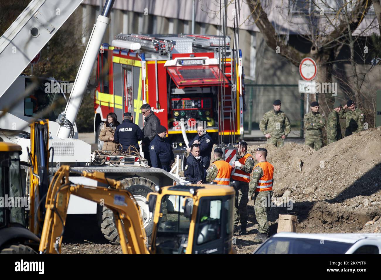 Il drone tu-141 Strizh che si è schiantato contro Jarun viene tirato a Zagabria, in Croazia, il 13 marzo 2022. Secondo i dati raccolti finora, i resti di una bomba ad aria sono stati trovati, ma senza esplosivi. Il drone si schiantò nel quartiere Jarun di Zagabria e sconvolse un gran numero di cittadini. Non è ancora chiaro come l'aereo si sia trovato sul suolo croato, ma si sospetta che provenga dall'Ucraina o dalla Russia perché è un drone dei tempi dell'ex URSS. Foto: Slavko Midzor/PIXSELL Foto Stock