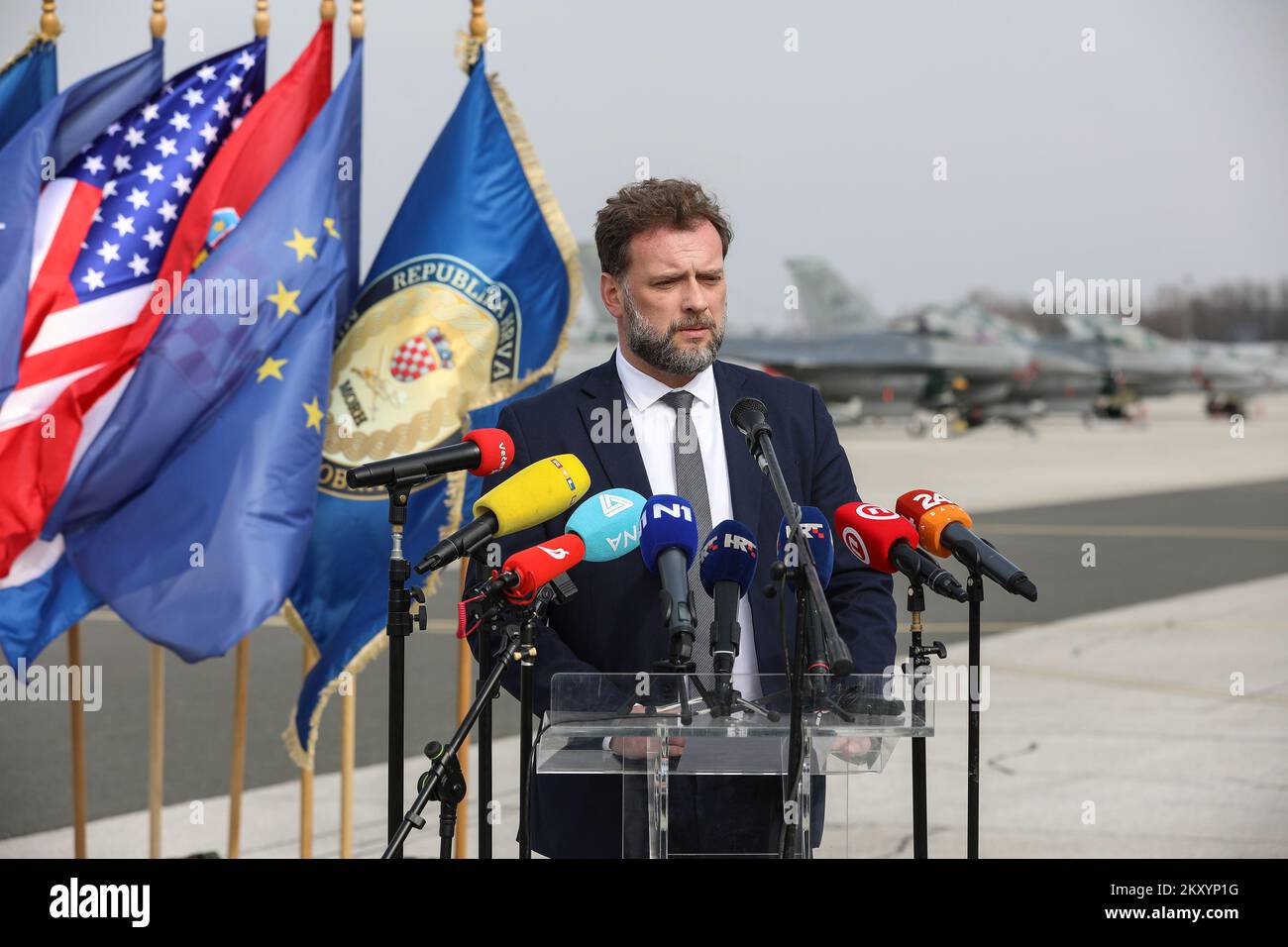 Il Ministro della Difesa croato Mario Banozic parla di una conferenza stampa dopo un incontro con il comandante del brigadiere dell'ala combattente 31st alla base aerea generale di Aviano Jason E. Bailey (non in foto) presso la caserma 'Pk Marko Zivkovic' all'aeroporto di Pleso a Zagabria, in Croazia, il 17 marzo 2022. Due Stati Uniti Air Force F-16 Fighting Falcon appartenente allo Squadrone Fighter 555th della 31st Fighter Wing con sede presso la base aerea di Aviano, viene dispiegata presso la base aerea di Croatiaâ presso l'aeroporto di Pleso per eseguire un esercizio di combattimento con l'aeronautica croata 191st Fighter Squadron 'sostenendo la difesa collettiva della NATO Foto Stock