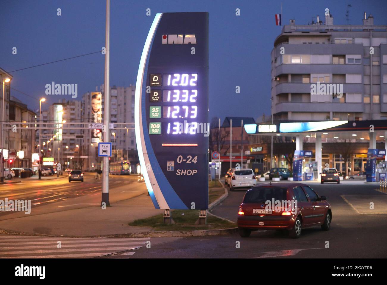 I prezzi del carburante per il diesel e la benzina sono indicati sul display di una stazione di servizio a Zagabria, in Croazia, il 22 marzo 2022. I prezzi della benzina sono di 1.57â‚¬, la benzina di qualità più alta è di 1.70â‚¬, il diesel 1.59â‚¬ e per il diesel di qualità più alta è di 1.76â‚¬. I prezzi più bassi sono il risultato del prezzo medio più basso sul mercato mediterraneo degli ultimi sette giorni e della serie di misure del governmentâ volte a limitare il margine e a ridurre le accise in questione. Foto: Patrik Macek/PIXSELL Foto Stock