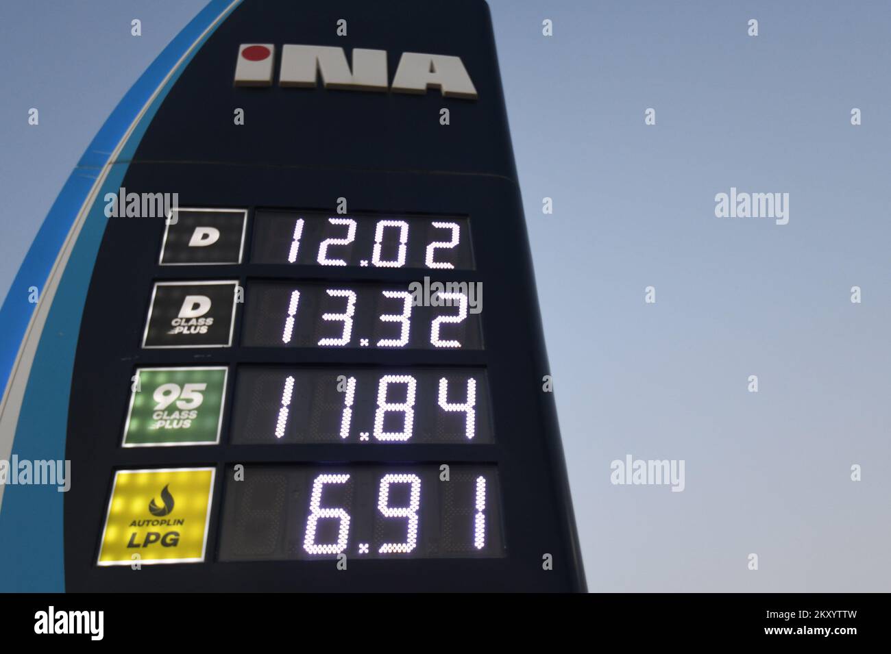 I prezzi del carburante per il diesel e la benzina sono indicati sul display di una stazione di servizio a Sibenik, Croazia, il 22 marzo 2022. I prezzi della benzina sono di 1.57â‚¬, la benzina di qualità più alta è di 1.70â‚¬, il diesel 1.59â‚¬ e per il diesel di qualità più alta è di 1.76â‚¬. I prezzi più bassi sono il risultato del prezzo medio più basso sul mercato mediterraneo degli ultimi sette giorni e della serie di misure del governmentâ volte a limitare il margine e a ridurre le accise in questione. Foto: Hrvoje Jelavic/PIXSELL Foto Stock