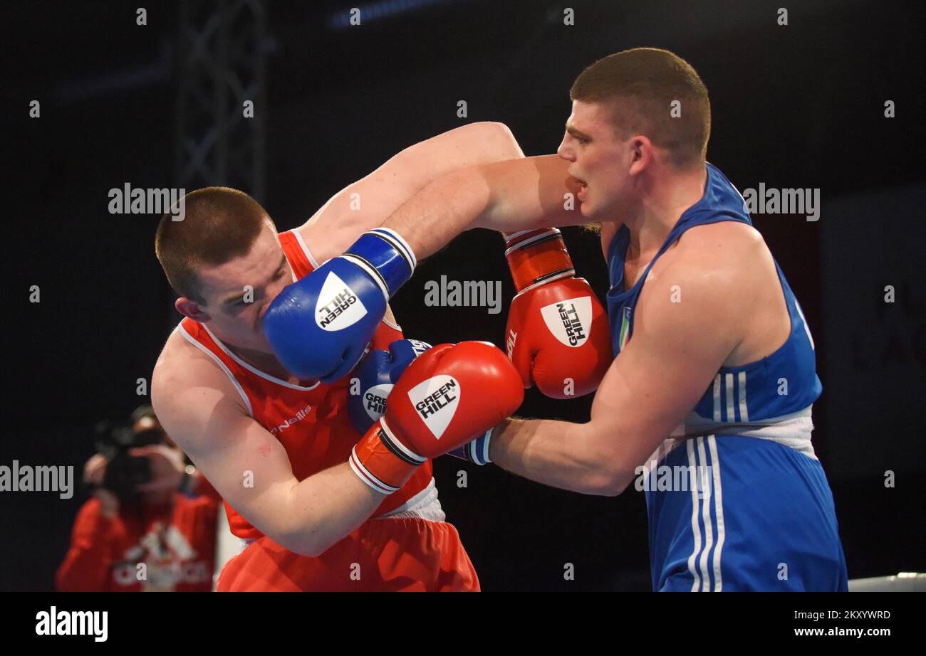 Jack Michael Marley d'Irlanda (rosso) combatte Roberto Lizzi d'Italia (blu) durante il Campionato europeo di Boxing EUBC U22 Heavyweight (86-92kg) incontro finale maschile alla Intersport Hall il 23 marzo 2022 a Porec, Croazia. Foto: SASA Miljevic/PIXSELL Foto Stock