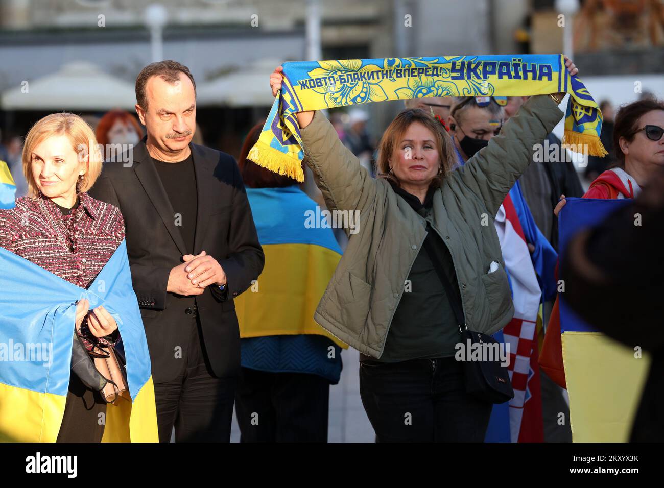 Una parata pacifica si è tenuta a sostegno del popolo ucraino in Piazza Ban Josip Jelacic a Zagabria, Croazia, il 24 marzo 2022. Insieme ai membri della comunità Ucraina nella città di Zagabria, Vasyl Kyrylych, ambasciatore dell'Ucraina in Croazia, si unì alla parata. Foto: Marin Tironi/PIXSELL Foto Stock