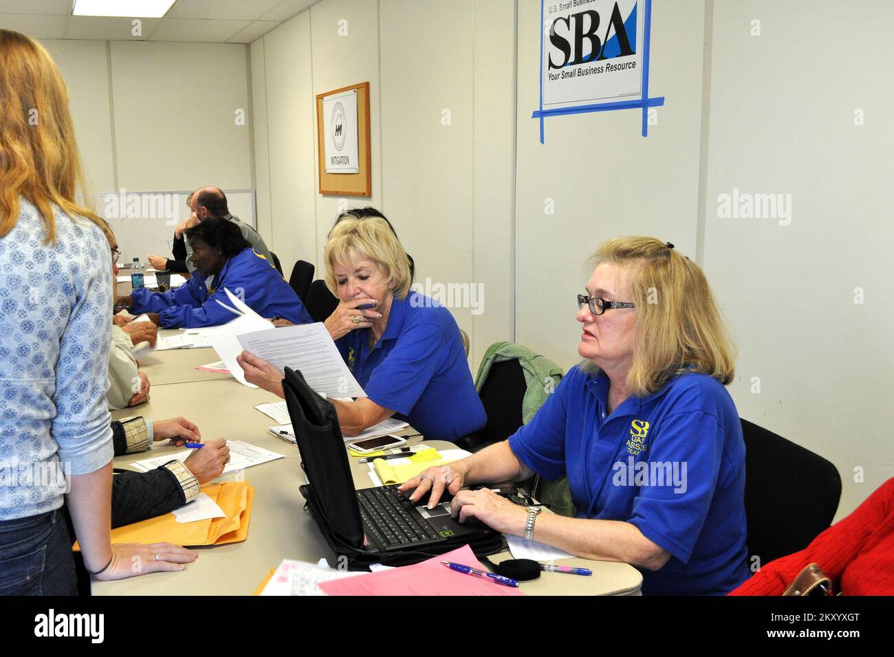 Gli Specialisti SBA sono occupati con i candidati a Fairfield. Uragano Sandy del Connecticut. Fotografie relative a disastri e programmi, attività e funzionari di gestione delle emergenze Foto Stock