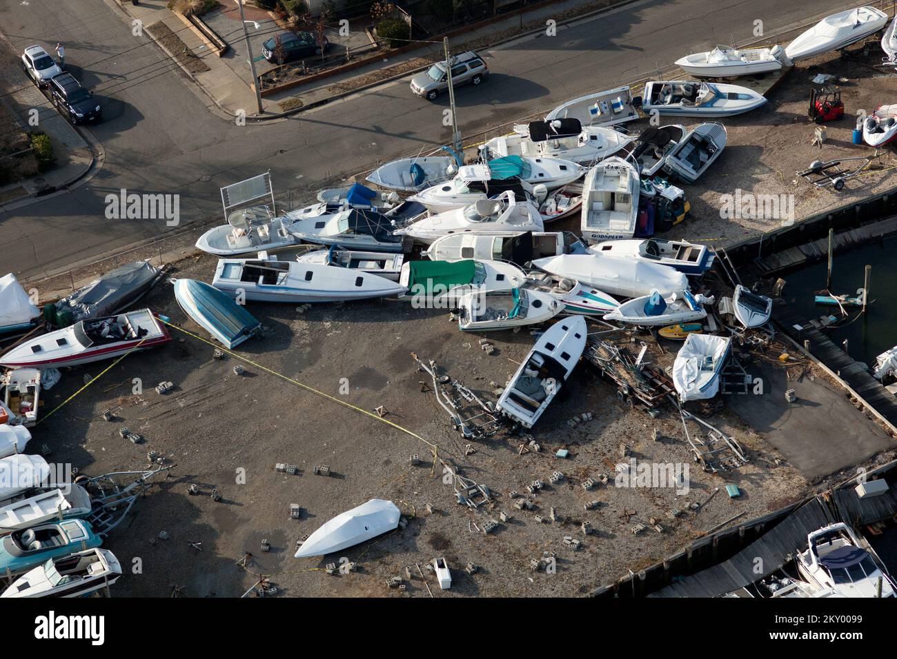 Nautical Mile, N.Y., 12 novembre 2012 Vista aerea dei danni alle barche e al porto turistico a Nautical Mile nella contea di Suffolk, New York. L'uragano Sandy ha gettato le barche sulle rive e sulla marina. Andrea Booher/FEMA. L'uragano Sandy di New York. Fotografie relative a disastri e programmi, attività e funzionari di gestione delle emergenze Foto Stock