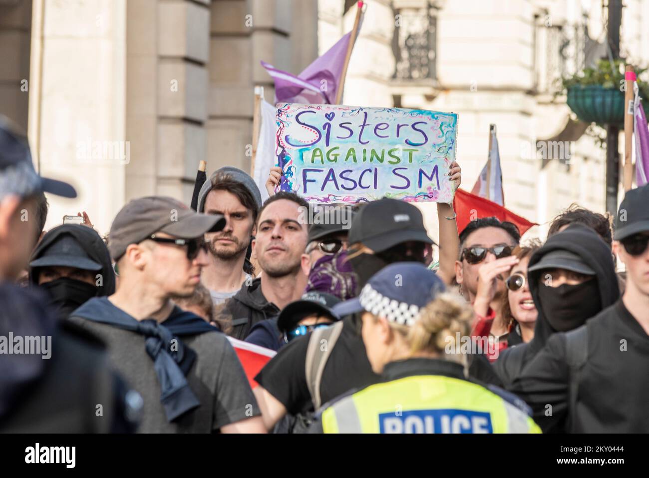Antifa contro protesta come Democratic Football Lads Alliance, DFLA, marciò verso il Parlamento, Londra, Regno Unito, in una protesta. Sorelle contro il fascismo Foto Stock