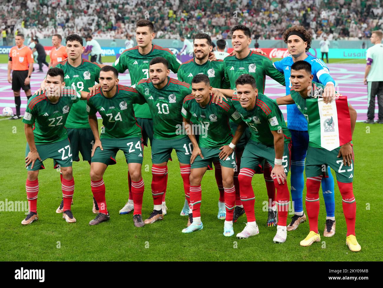 Messico giocatori, fila posteriore, da sinistra a destra, Jorge Sanchez, Cesar Montes, Henry Martin, Edson Alvarez, Guillermo Ochoa, prima fila, da sinistra a destra, Hirving Lozano, Luis Chavez, Alexis Vega, Orbelin Pineda, Hector Moreno e Jesus Gallardo si sono allineati prima della partita di Coppa del mondo FIFA Group C al Lusail Stadium di Lusail, Qatar. Data immagine: Mercoledì 30 novembre 2022. Foto Stock