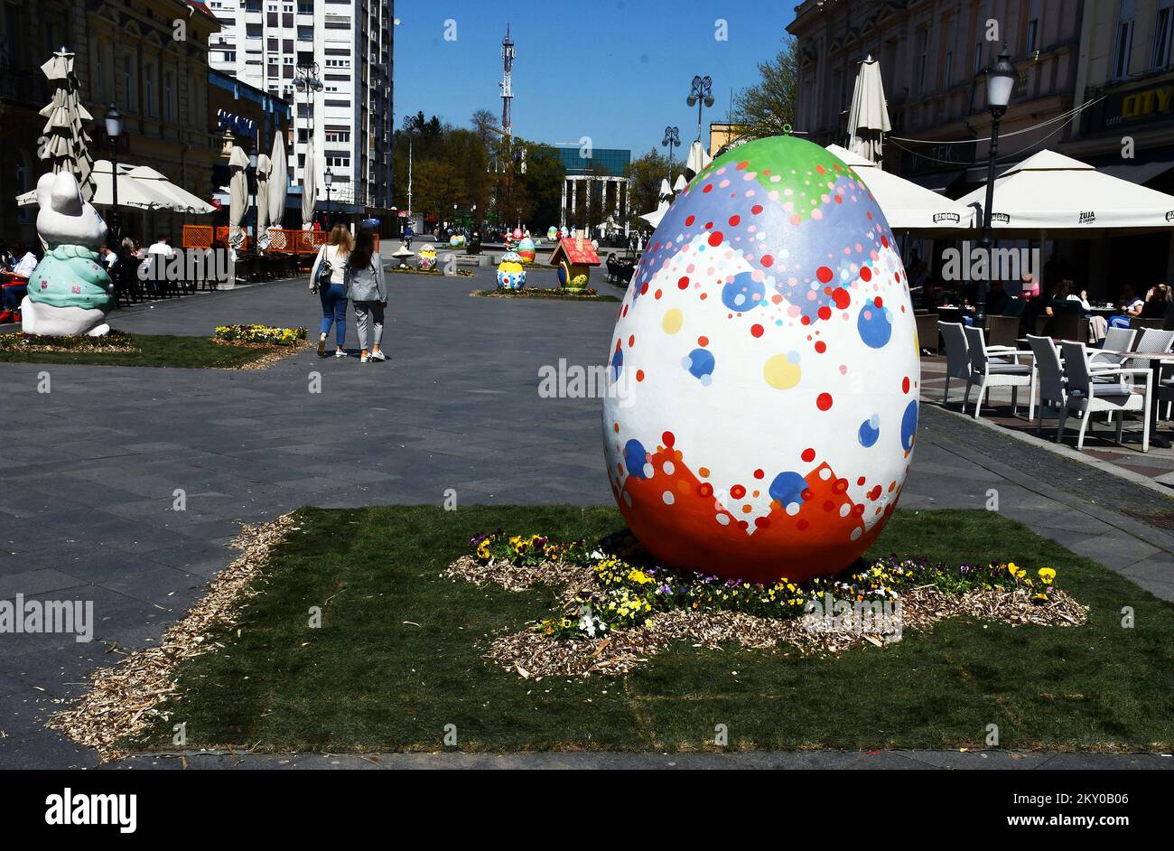 Il centro della città è decorato con decorazioni pasquali a Slavonski Brod, Croazia, il 13 aprile 2022. Foto: Ivica Galovic/PIXSELL Foto Stock