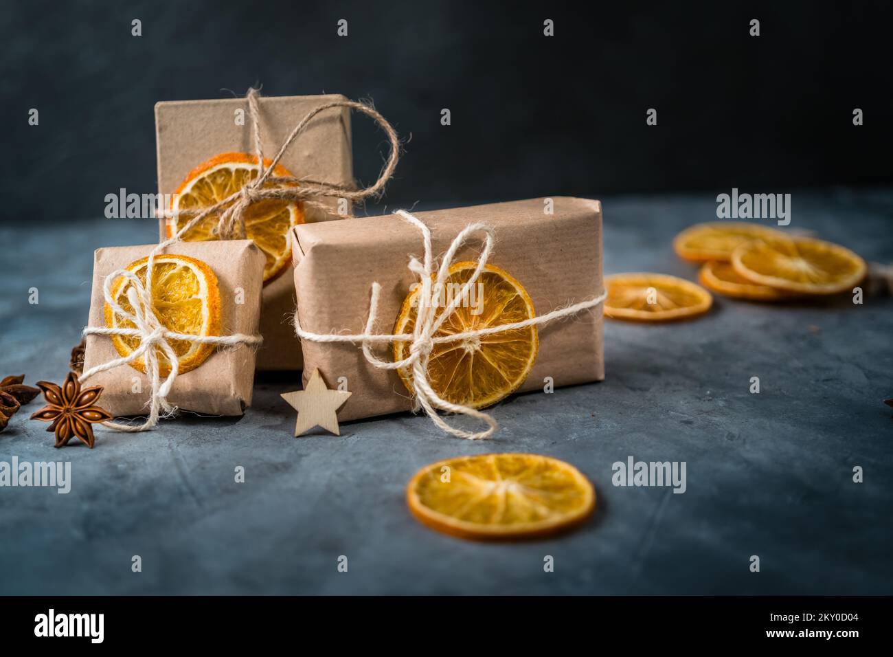 Zero spreco Natale concetto. Carta kraft ecologica che avvolge i regali su un tavolo in ardesia. Articoli da regalo fai da te, arredamento eco-compatibile. Spazio di copia, banner. Foto Stock