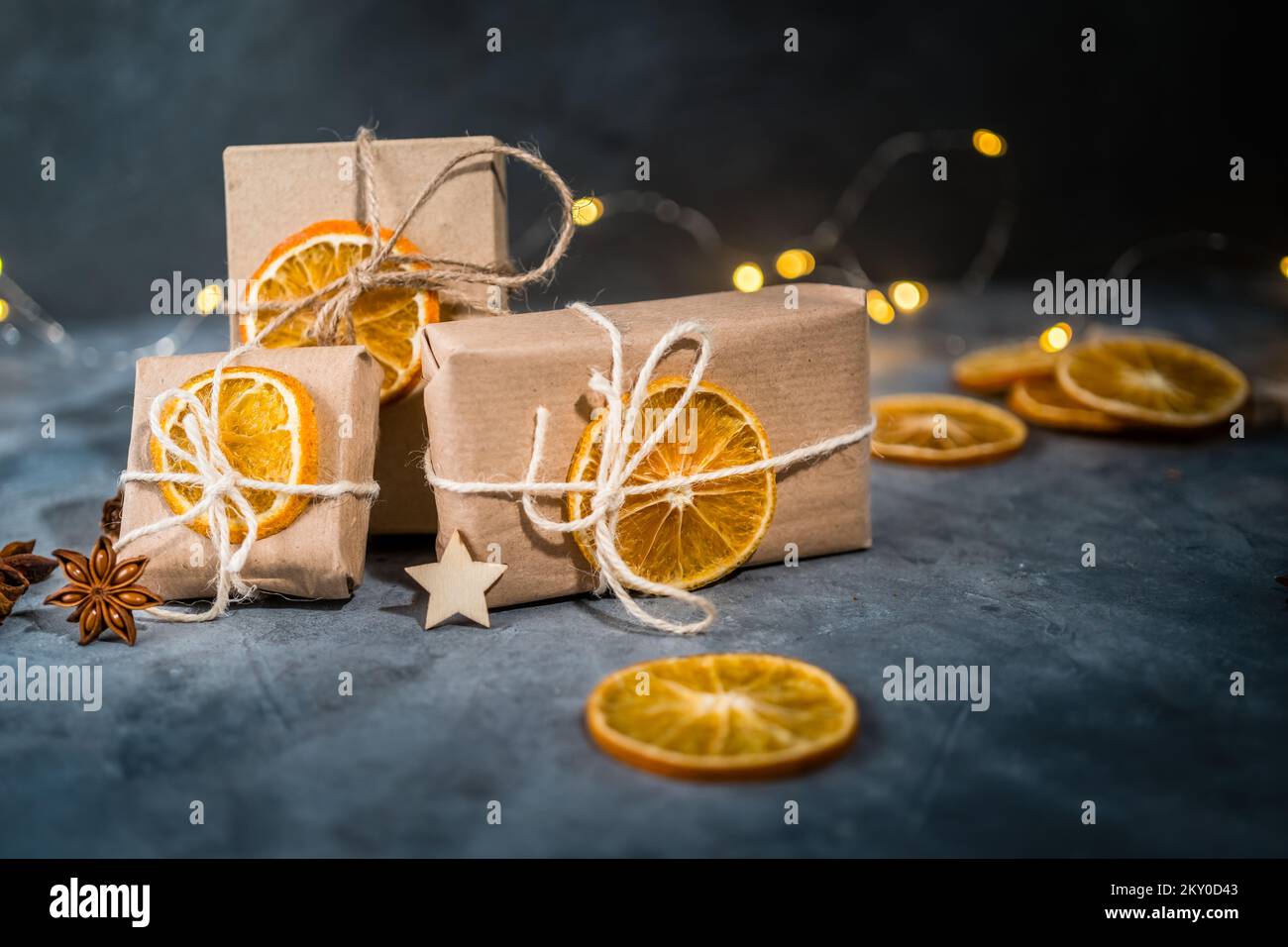 Zero spreco Natale concetto. Carta kraft ecologica che avvolge i regali su un tavolo in ardesia. Articoli da regalo fai da te, arredamento eco-compatibile. Spazio di copia, banner. Foto Stock
