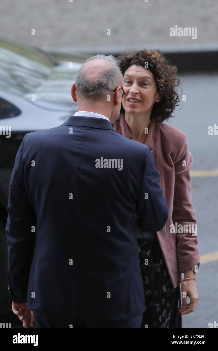 Il ministro degli Esteri croato Gordan Grlic-Radman dà il benvenuto al ministro degli Esteri andorano Maria Ubach Font durante la sua visita in Croazia a Zabreb, Croazia, il 22 aprile 2022. Foto: Tomislav Miletic/PIXSEL Foto Stock