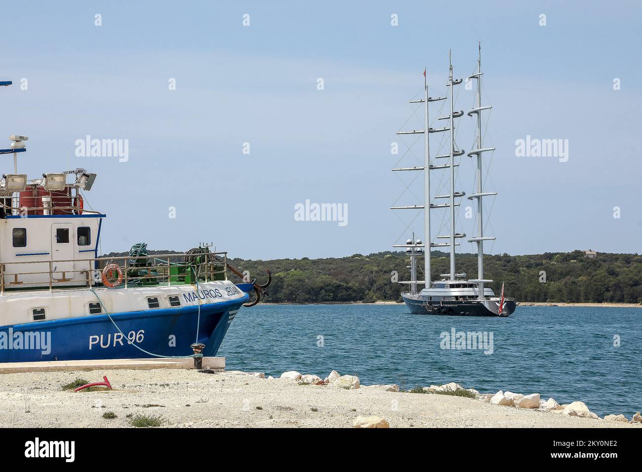 La lussuosa nave a vela maltese Falcon si trova nel porto di Pola. Sotto la bandiera maltese, con tre alberi e una lunghezza di 88 metri, si tratta di uno degli yacht più veloci e lussuosi del mondo. Le sue lussuose cabine e saloni possono ospitare fino a 16 passeggeri. Il Falcon maltese è un'interpretazione super-moderna delle barche a vela classiche Clipper, e 600.000 euro devono essere accantonati per un noleggio settimanale di yacht, a Pola, Croazia, il 02 maggio. 2022. Foto: Srecko Niketic/PIXSELL Foto Stock