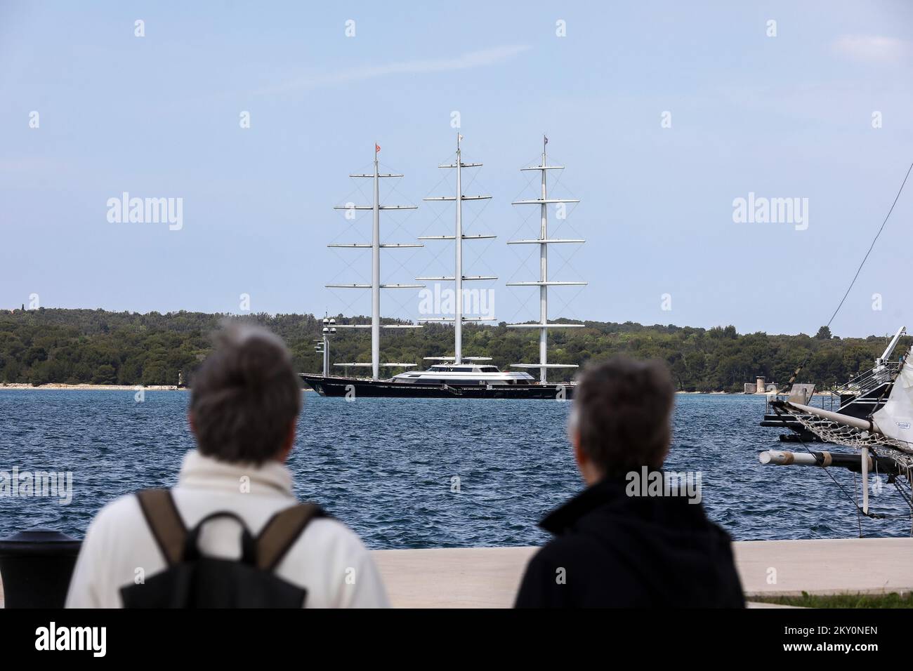 La lussuosa nave a vela maltese Falcon si trova nel porto di Pola. Sotto la bandiera maltese, con tre alberi e una lunghezza di 88 metri, si tratta di uno degli yacht più veloci e lussuosi del mondo. Le sue lussuose cabine e saloni possono ospitare fino a 16 passeggeri. Il Falcon maltese è un'interpretazione super-moderna delle barche a vela classiche Clipper, e 600.000 euro devono essere accantonati per un noleggio settimanale di yacht, a Pola, Croazia, il 02 maggio. 2022. Foto: Srecko Niketic/PIXSELL Foto Stock