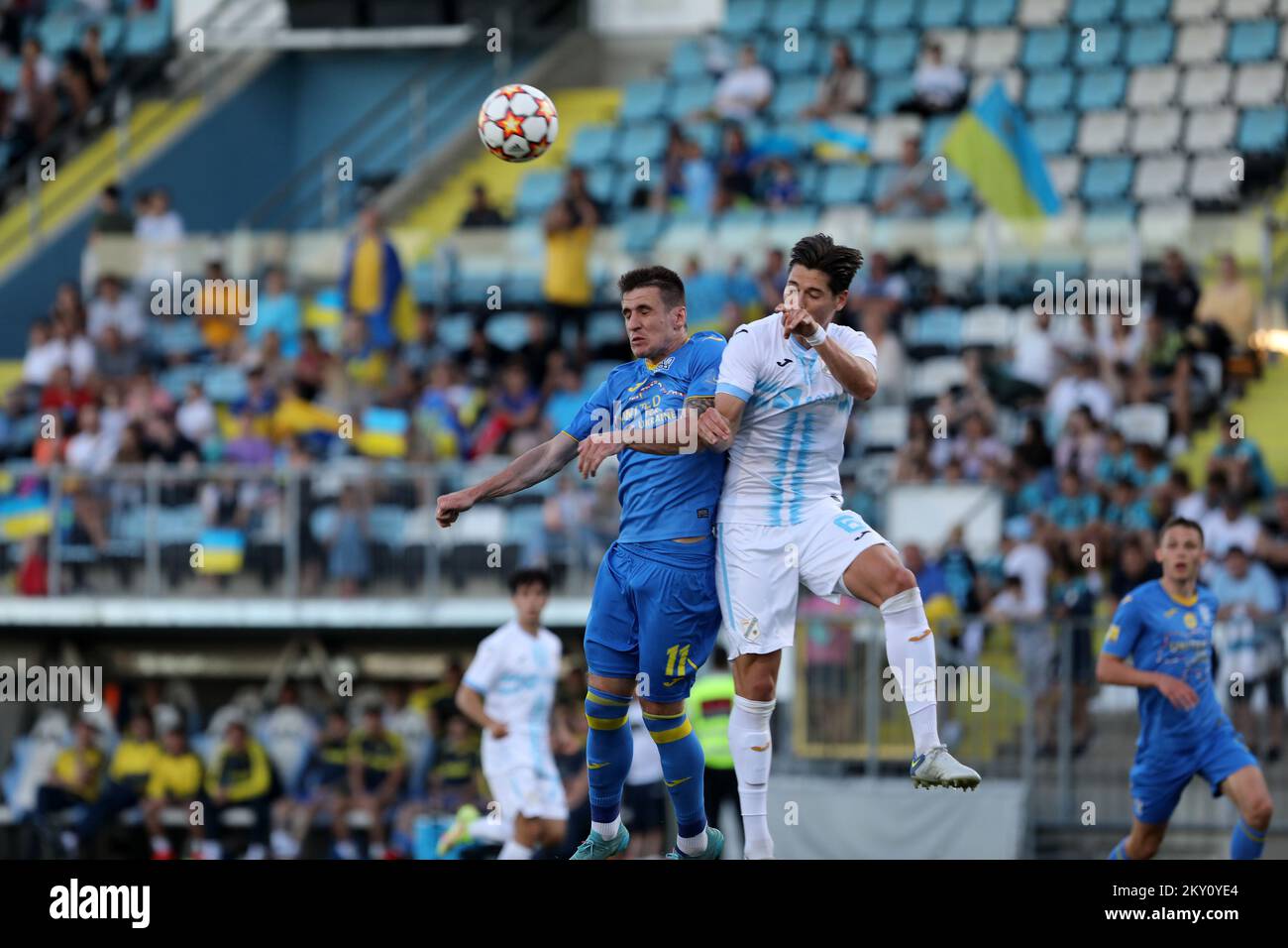 Artem Biesiedin dell'Ucraina e Sava Cestic di HNK Rijeka salta per una palla durante una partita di calcio internazionale amichevole tra HNK Rijeka e l'Ucraina allo stadio HNK Rijeka, a Rjeka, in Croazia, il 18 maggio 2022. Foto: Goran Kovacic/PIXSELL Foto Stock