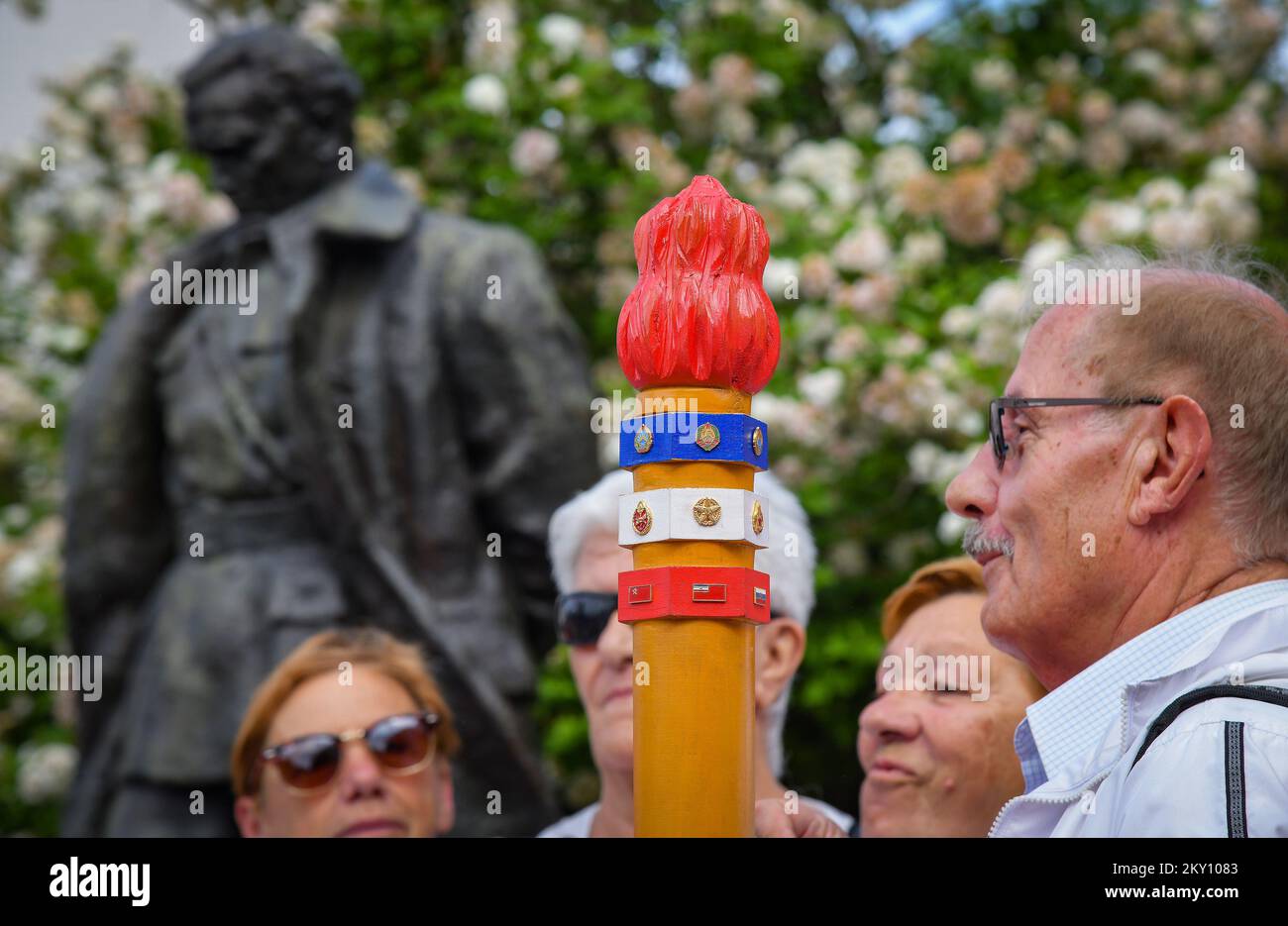 La foto mostra i sostenitori di Josip Broz Tito di fronte al suo luogo di nascita a Kumrovec, Croazia, il 21 maggio 2022. L'Associazione delle Società 'Josip Broz Tito' di Croazia celebra la Giornata della Gioventù, e dalla mattina i visitatori si sono riuniti a Kumrovec. La Giornata della Gioventù è stata celebrata nella ex Jugoslavia in questo giorno, in occasione del compleanno del Presidente e Maresciallo della Repubblica Socialista Federale di Jugoslavia (SFRY) Josip Broz Tito. Foto: Josip Regovic/PIXSELL Foto Stock