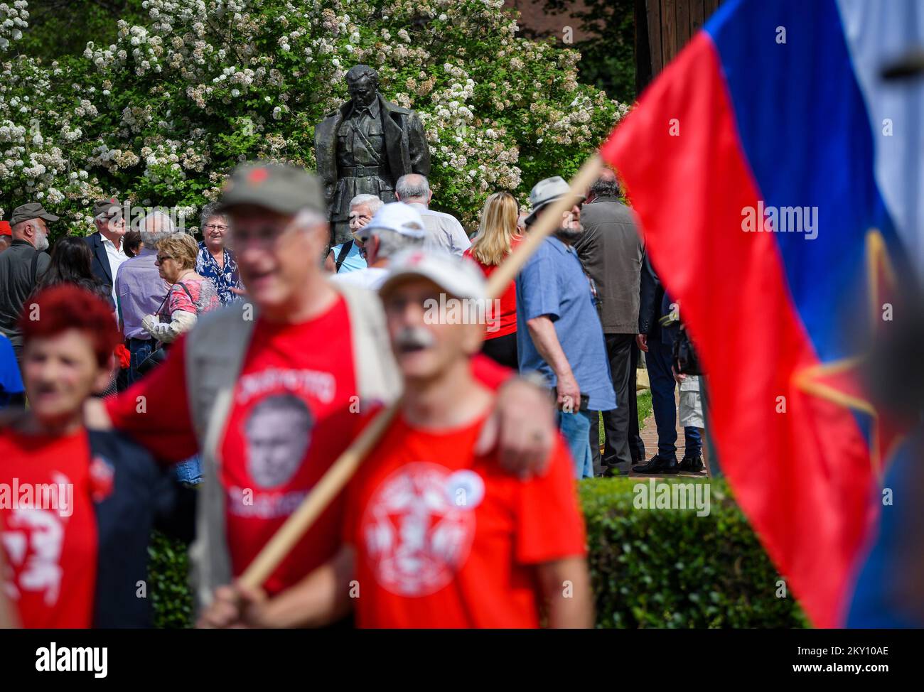 La foto mostra i sostenitori di Josip Broz Tito di fronte al suo luogo di nascita a Kumrovec, Croazia, il 21 maggio 2022. L'Associazione delle Società 'Josip Broz Tito' di Croazia celebra la Giornata della Gioventù, e dalla mattina i visitatori si sono riuniti a Kumrovec. La Giornata della Gioventù è stata celebrata nella ex Jugoslavia in questo giorno, in occasione del compleanno del Presidente e Maresciallo della Repubblica Socialista Federale di Jugoslavia (SFRY) Josip Broz Tito. Foto: Josip Regovic/PIXSELL Foto Stock