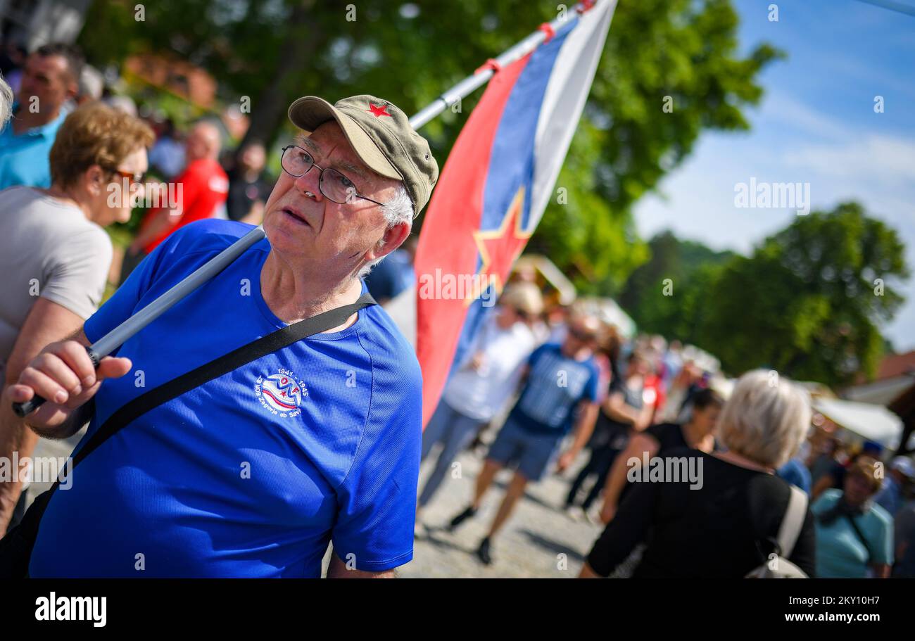 La foto mostra i sostenitori di Josip Broz Tito di fronte al suo luogo di nascita a Kumrovec, Croazia, il 21 maggio 2022. L'Associazione delle Società 'Josip Broz Tito' di Croazia celebra la Giornata della Gioventù, e dalla mattina i visitatori si sono riuniti a Kumrovec. La Giornata della Gioventù è stata celebrata nella ex Jugoslavia in questo giorno, in occasione del compleanno del Presidente e Maresciallo della Repubblica Socialista Federale di Jugoslavia (SFRY) Josip Broz Tito. Foto: Josip Regovic/PIXSELL Foto Stock
