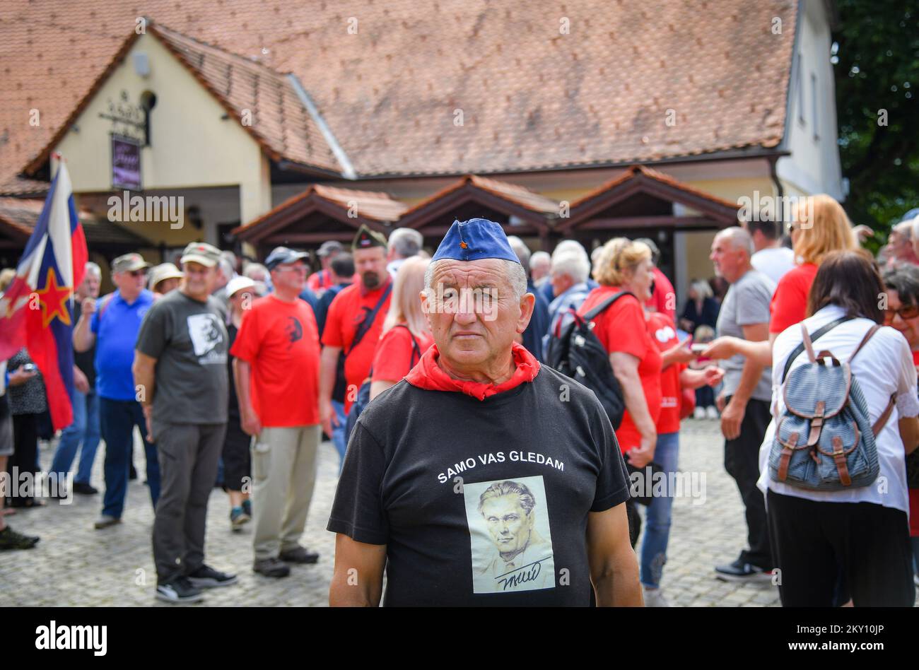 La foto mostra i sostenitori di Josip Broz Tito di fronte al suo luogo di nascita a Kumrovec, Croazia, il 21 maggio 2022. L'Associazione delle Società 'Josip Broz Tito' di Croazia celebra la Giornata della Gioventù, e dalla mattina i visitatori si sono riuniti a Kumrovec. La Giornata della Gioventù è stata celebrata nella ex Jugoslavia in questo giorno, in occasione del compleanno del Presidente e Maresciallo della Repubblica Socialista Federale di Jugoslavia (SFRY) Josip Broz Tito. Foto: Josip Regovic/PIXSELL Foto Stock