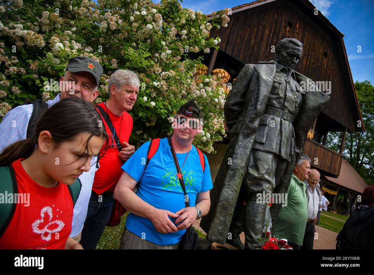 La foto mostra i sostenitori di Josip Broz Tito di fronte al suo luogo di nascita a Kumrovec, Croazia, il 21 maggio 2022. L'Associazione delle Società 'Josip Broz Tito' di Croazia celebra la Giornata della Gioventù, e dalla mattina i visitatori si sono riuniti a Kumrovec. La Giornata della Gioventù è stata celebrata nella ex Jugoslavia in questo giorno, in occasione del compleanno del Presidente e Maresciallo della Repubblica Socialista Federale di Jugoslavia (SFRY) Josip Broz Tito. Foto: Josip Regovic/PIXSELL Foto Stock
