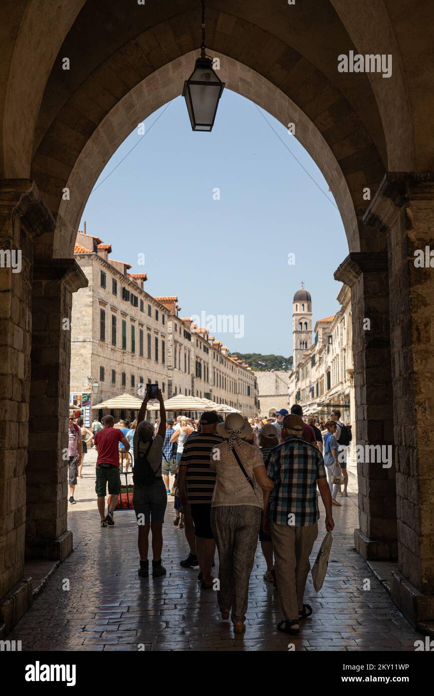 I turisti possono fare una passeggiata durante una giornata di sole a Dubrovnik, Croazia, il 23 maggio 2022. Durante la settimana fino al fine settimana, circa 9.500 ospiti hanno soggiornato a Dubrovnik, che è quasi otto volte più di in questo periodo l'anno scorso, e il 57 per cento del numero nello stesso periodo nel record anno turistico del 2019. Foto: Grgo Jelavic/PIXSELL Foto Stock