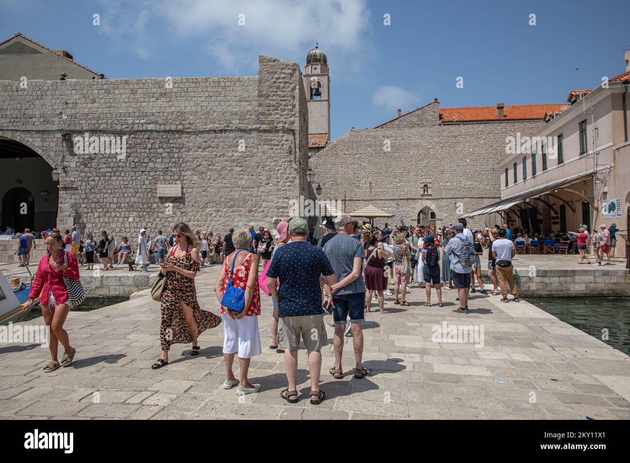 I turisti possono fare una passeggiata durante una giornata di sole a Dubrovnik, Croazia, il 23 maggio 2022. Durante la settimana fino al fine settimana, circa 9.500 ospiti hanno soggiornato a Dubrovnik, che è quasi otto volte più di in questo periodo l'anno scorso, e il 57 per cento del numero nello stesso periodo nel record anno turistico del 2019. Foto: Grgo Jelavic/PIXSELL Foto Stock