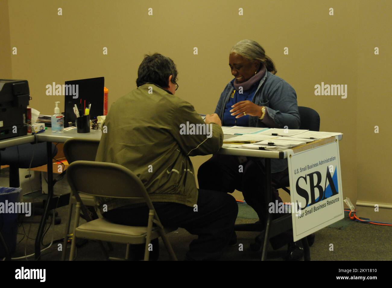SBA Intervista al FEMA Disaster Center. New Jersey Hurricane Sandy. Fotografie relative a disastri e programmi, attività e funzionari di gestione delle emergenze Foto Stock
