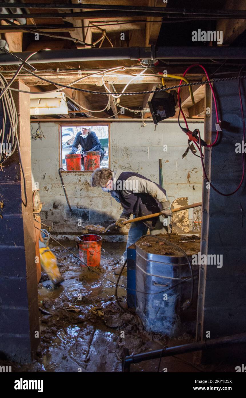 Atlantic Highlands, N.J., 24 novembre 2012 Bambi Barry, un volontario del Comitato Metodista Unito su Soccorso, aiuta un proprietario di casa a pulire dopo che l'uragano Sandy ha lavato via le pareti esterne e completamente riempito il seminterrato. New Jersey Hurricane Sandy. Fotografie relative a disastri e programmi, attività e funzionari di gestione delle emergenze Foto Stock