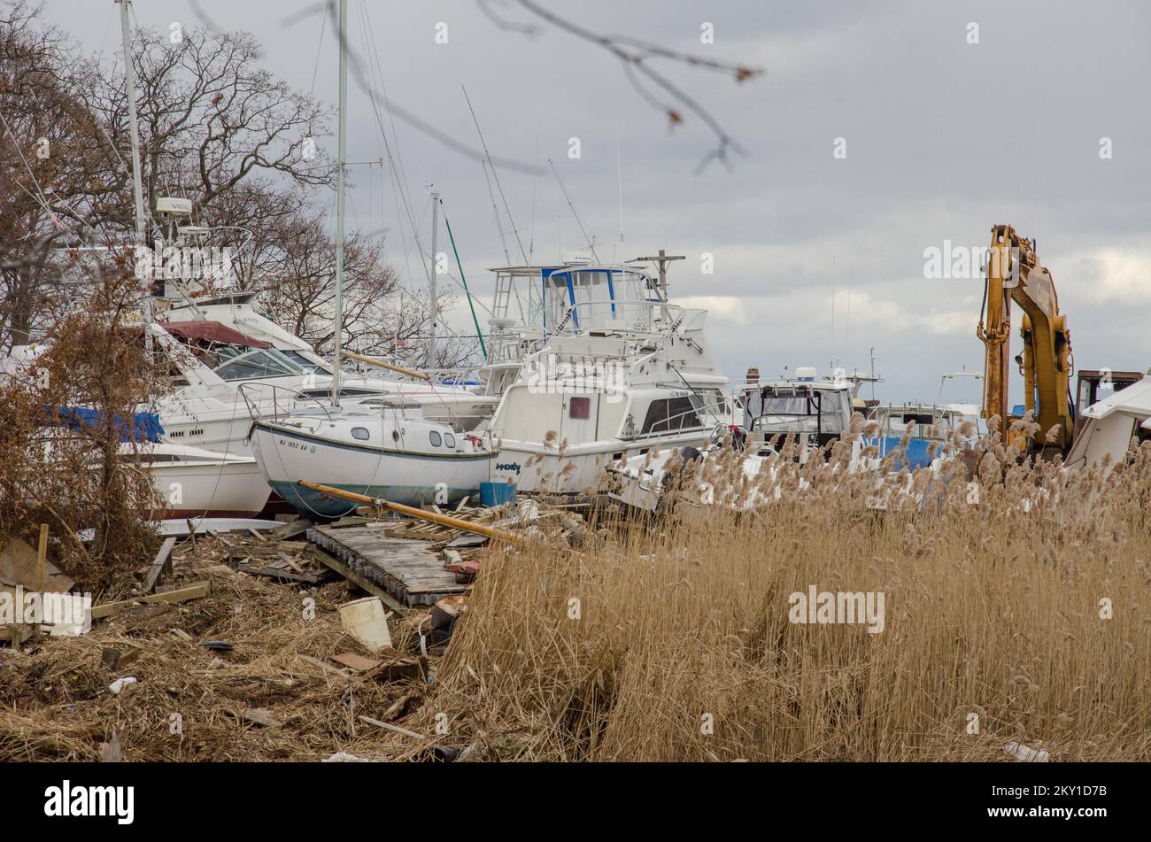 Atlantic Highlands, N.J., 24 novembre 2012 centinaia di barche sono state danneggiate o distrutte dopo l'uragano Sandy, rendendo Sandy il disastro marino più costoso della storia per le compagnie di assicurazione. La FEMA collabora con funzionari statali e locali per assistere i residenti colpiti dall'uragano Sandy. New Jersey Hurricane Sandy. Fotografie relative a disastri e programmi, attività e funzionari di gestione delle emergenze Foto Stock