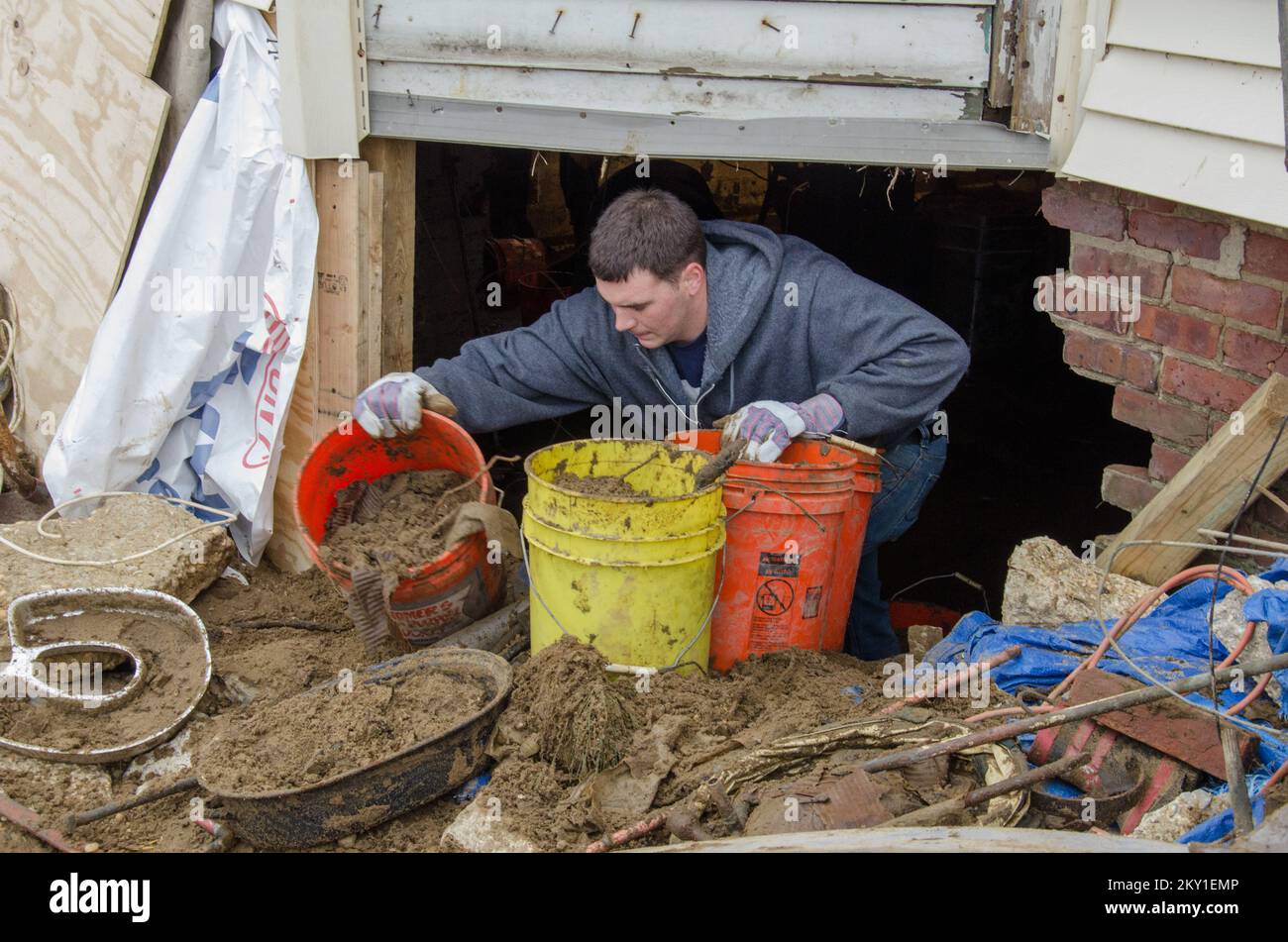 Atlantic Highlands, N.J., 24 novembre 2012 Resident Will Rohweder pulisce il suo scantinato dopo che l'uragano Sandy ha lavato via le pareti esterne e ha riempito completamente lo spazio di fango. La FEMA collabora con funzionari statali e locali per assistere i residenti colpiti dall'uragano Sandy. New Jersey Hurricane Sandy. Fotografie relative a disastri e programmi, attività e funzionari di gestione delle emergenze Foto Stock