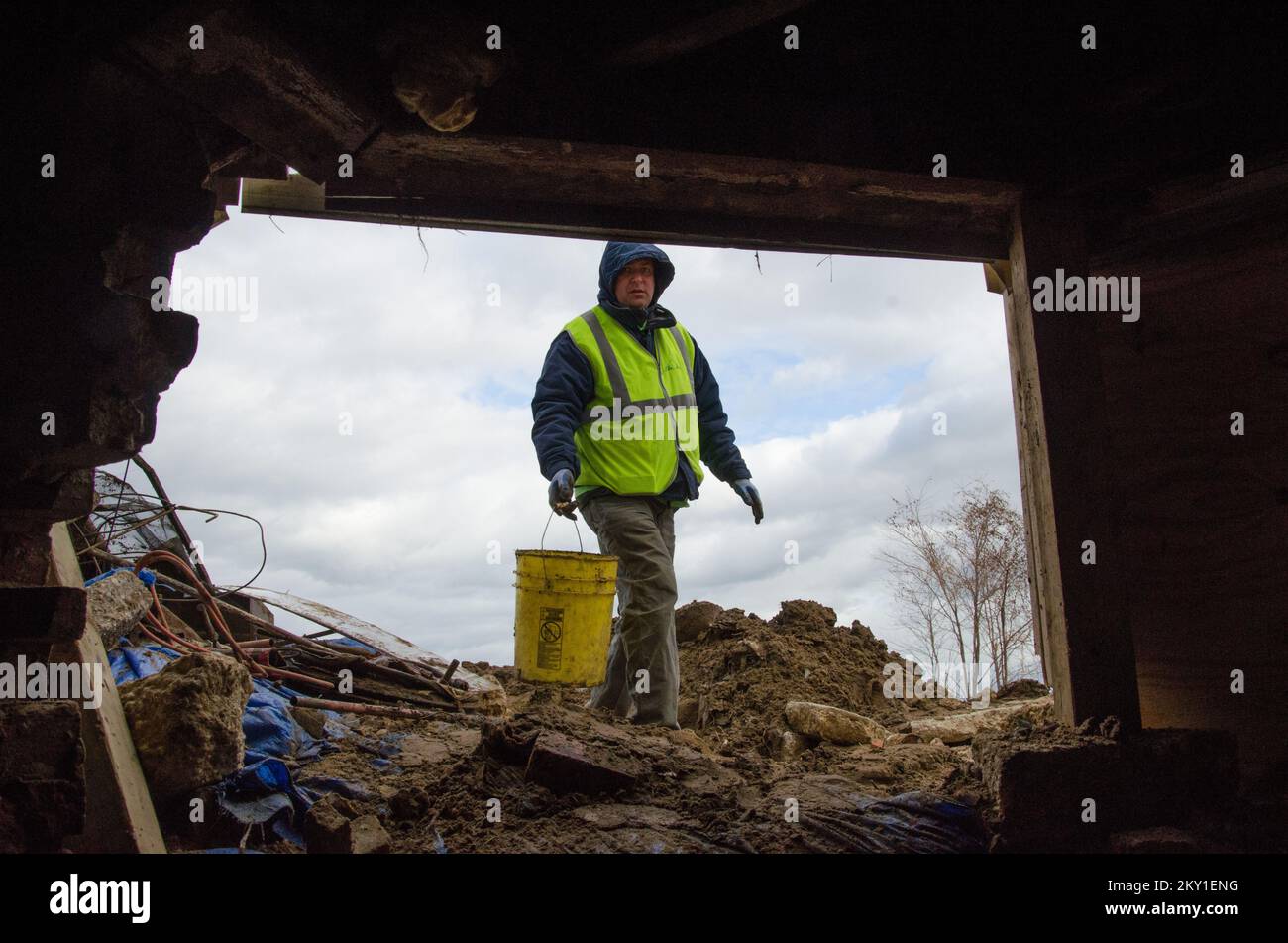 Atlantic Highlands, N.J., 24 novembre 2012 Charles Smith, un volontario del Comitato Metodista Unito su Soccorso, aiuta un proprietario di casa a pulire dopo che l'uragano Sandy ha lavato via le pareti esterne e completamente riempito il seminterrato. Fotografie relative a disastri e programmi, attività e funzionari di gestione delle emergenze Foto Stock